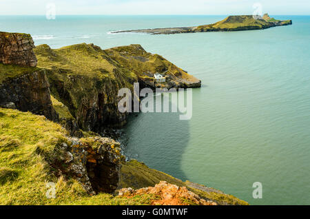 Vista di testa di vermi vicino Rhossili sulla Penisola di Gower nel Galles del Sud. L'isola è collegata con la terraferma con la bassa marea Foto Stock