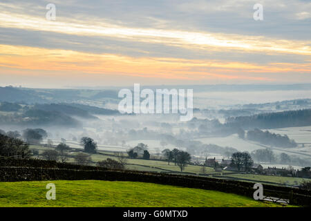 Foschia mattutina vista su Nidderdale da sopra il ponte Pateley North Yorkshire Foto Stock