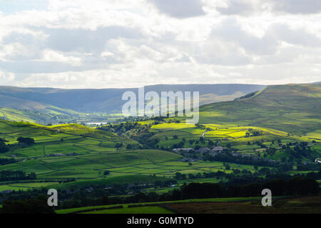 Vista su Wensleydale con Bainbridge in ombra e uno scorcio di Semer acqua e Raydale North Yorkshire Foto Stock