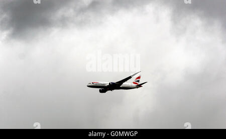 Un British Airways jet del passeggero si avvicina all'Aeroporto Heathrow di Londra, Gran Bretagna il 29 aprile 2016. Copyright fotografia John Voos Foto Stock