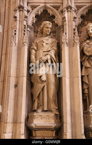 Statua raffigurante San Giovanni situato in York Minster Inghilterra Foto Stock