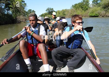 Bambini da Galt Unione Comune Scuola Elementare distretto imparare a canoa durante una gita con il Canoemobile outreach programma sul fiume Cosumnes conservare al di fuori del Sacramento, in California. Foto Stock