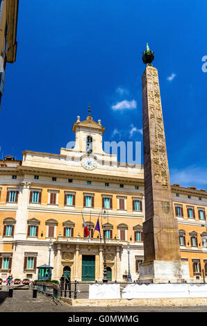 L'Obelisco e il Palazzo di Montecitorio a Roma Foto Stock