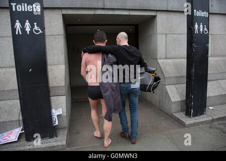 Stag party umiliazione scherzi come lo sposo è vestito in un costume di GIMP e spinto entro le fontane in Trafalgar Square a Londra, Inghilterra, Regno Unito. Vi è una forte tradizione presso il British Stag Do, per riprodurre i trucchi sulle feste di addio al celibato almeno una volta. In questo caso egli non aveva alcuna idea di dove egli era guidata, e così gli occhi bendati era appollaiato sul bordo delle acque e gettato in. Le feste di addio al celibato sembrava non mente ma è stato anche un po' il peggio per usura. Foto Stock