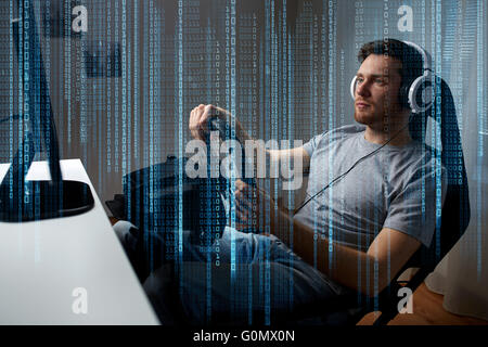 L'uomo gioca car racing video gioco a casa Foto Stock