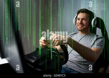 L'uomo gioca car racing video gioco a casa Foto Stock