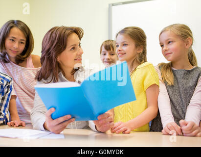 Un gruppo di ragazzi in età scolare con insegnante in classe Foto Stock