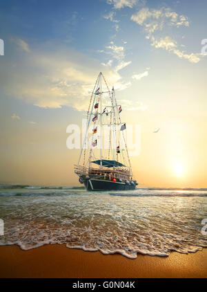 Nave a vela sulle onde dell oceano Indiano Foto Stock