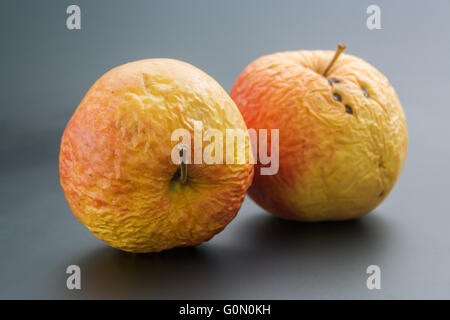 Due vecchie mele Foto Stock