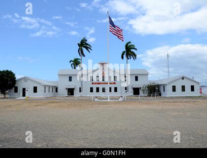 La US Marine Corps forza di sicurezza la sede centrale della società edificio denominato La Casa Bianca sulla stazione navale di Guantánamo Bay Maggio 28, 2015 nella Baia di Guantánamo, a Cuba. Stazione navale di Guantánamo Bay è stato istituito nel 1903, il che la rende la più antica oltremare installazione in funzionamento. Foto Stock