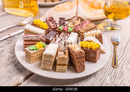 Assortiti mini diverse torte con panna Foto Stock