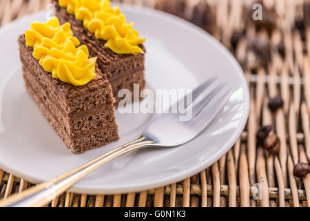 Torta al cioccolato fondente servito sulla piastra bianca Foto Stock