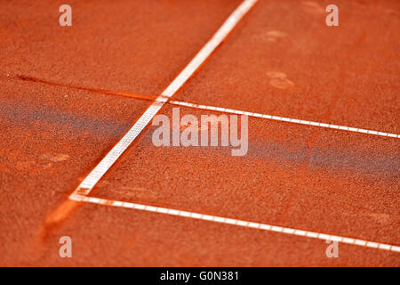 Dettaglio con un footprint di base su di un campo da tennis in terra battuta Foto Stock