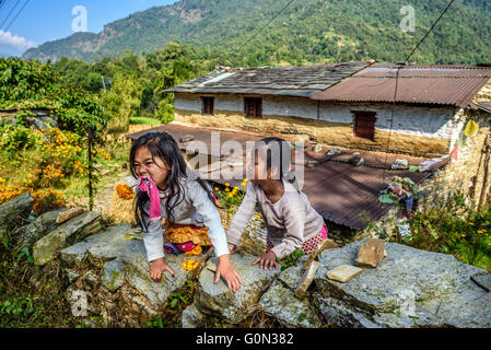 Due ragazze nepalese giocare nel giardino della loro casa Foto Stock