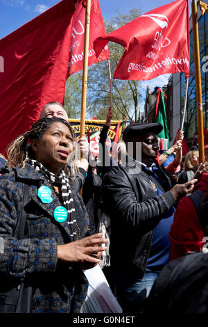 Londra, UK.1 Maggio 2016. I dimostranti display banner e badge durante i lavoratori internazionali giorno di maggio rally. Foto Stock