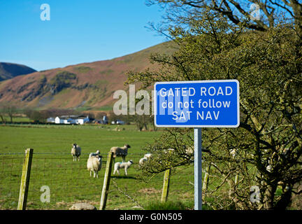 Segno: Gated road, non seguire satnav, Cumbria, England Regno Unito Foto Stock