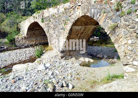 Molto vecchio ponte in pietra con due archi. Foto Stock