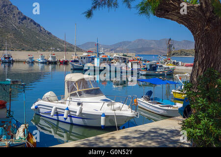 Greco barche da pesca in porto a porto, Melitsahas Kalymnos Foto Stock