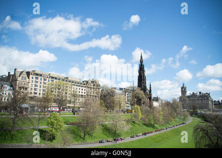 Una vista su Princes Street architettura in Edinburgh dai giardini in una bella giornata di sole Foto Stock