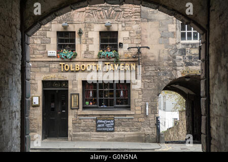 Edimburgo, Scozia - 2 Maggio 2016: la storica Tolbooth Tavern situato lungo Canongate sul Royal Mile Foto Stock