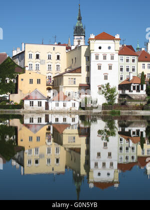 Jindrichuv Hradec con la riflessione in acqua, Repubblica Ceca Foto Stock