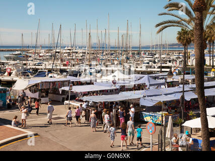 Estepona Marina e mercato di domenica, Estepona Costa del Sol, Andalusia, Spagna Europa Foto Stock