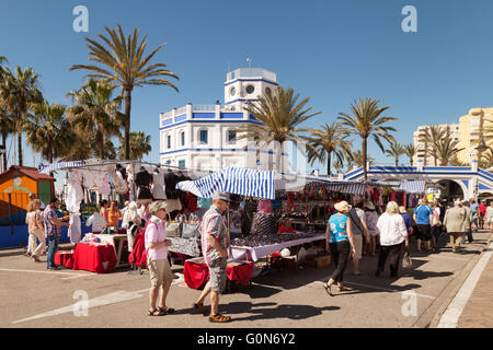 Turisti e gente locale shopping nel sole di primavera, Estepona mercato, Estepona, Andalusia, Costa del Sol, Spagna Europa Foto Stock