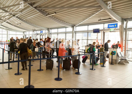I passeggeri del trasporto aereo, persone in attesa al gate, partenze, Londra aeroporto di Southend, Southend, Essex REGNO UNITO Foto Stock