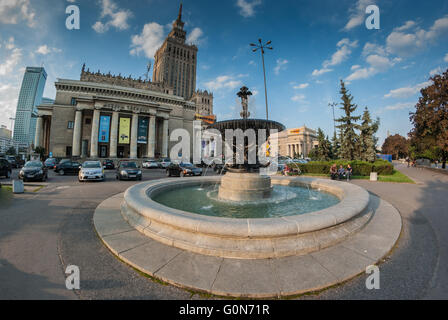 La fontana e il Palac Kultury (Palazzo della Cultura), Warszawa Foto Stock