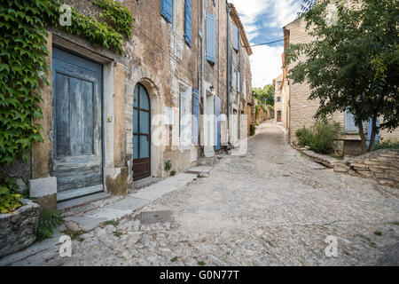 Il vecchio villaggio francese case e strada di ciottoli Foto Stock