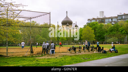 La chiesa russo-ortodossa Cattedrale della Trasfigurazione di Nostro Signore nel quartiere di Williamsburg di Brooklyn incombe sul softball giocatori McCarren Park, visto domenica 1 maggio 2016. L edificio è stato costruito tra il 1916-21, progettato dall'architetto Louis Allmendinger ricordando i visitatori del palazzo d'inverno a San Pietroburgo. (© Richard B. Levine) Foto Stock