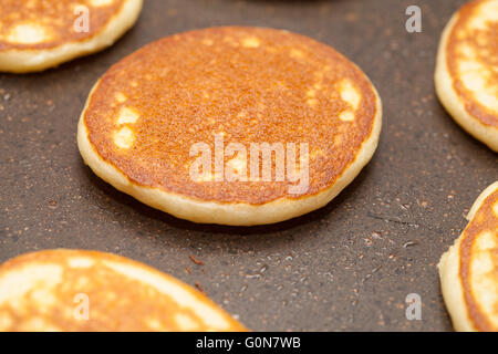 Rendendo spesse torte di patate con yogurt Foto Stock