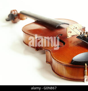 Età violino fatti a mano su sfondo bianco Foto Stock