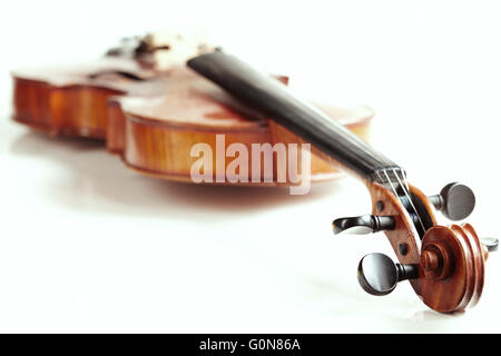 Età violino fatti a mano su sfondo bianco Foto Stock