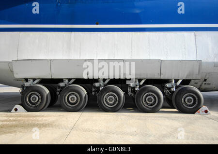 Volga-Dnepr Airlines, Antonov un-124-100 aerei da trasporto commerciale, main landing gear. Foto Stock