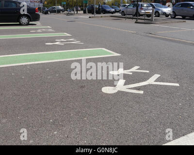 Genitore e bambino spazi per il parcheggio auto Foto Stock