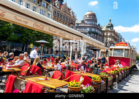 Praga Cafe Tramvaj, Praga Turismo Wenceslas Square Praga cafe, Repubblica Ceca Foto Stock