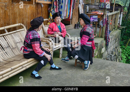 Yao donne chat, Dazhai village, Guangxi Regione autonoma, Cina Foto Stock