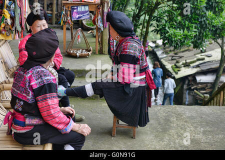 Yao donne chat, Dazhai village, Guangxi Regione autonoma, Cina Foto Stock