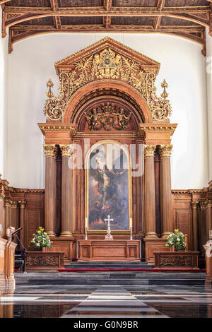 La pittura di Angelo Michele che sconfigge il diavolo dietro l'altare nella cappella al Trinity College, Università di Cambridge. Foto Stock