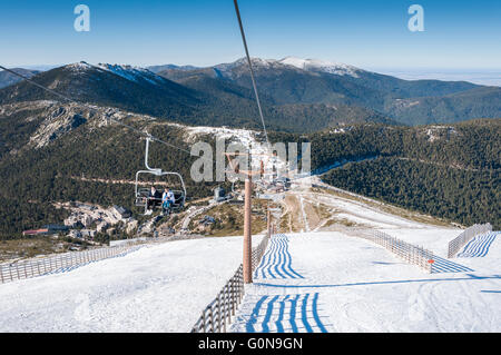 Seggiovia di Navacerrada Ski Resort, Navacerrada Mountain Pass, Madrid, Spagna Foto Stock
