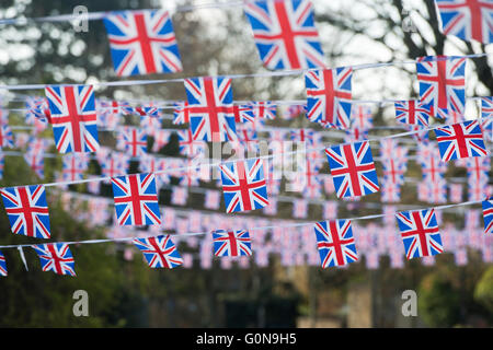 Union Jack flag bunting in Bourton sull'acqua, Cotswolds, Gloucestershire, Inghilterra Foto Stock