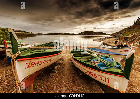 Barche da pesca in Port Lligat, Cadaqués. Parco Naturale di Cap de Creus. Costa ruvida. Alt Empordà regione. La provincia di Girona. La Catalogna. Foto Stock