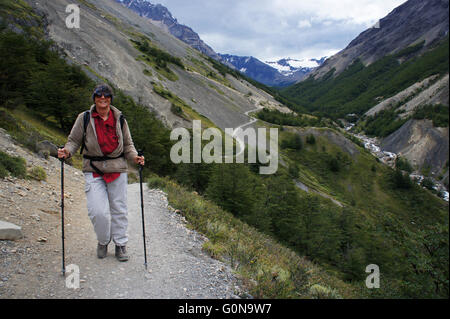 Escursionista sul modo di Mirador Las Torres, Refugio e Camp Chileno (centro),Parco Nazionale Torres del Paine, Patagonia, Cile Foto Stock