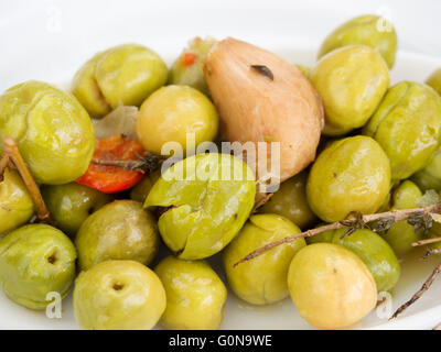 Marinata di olive verdi con erbe e aglio Foto Stock