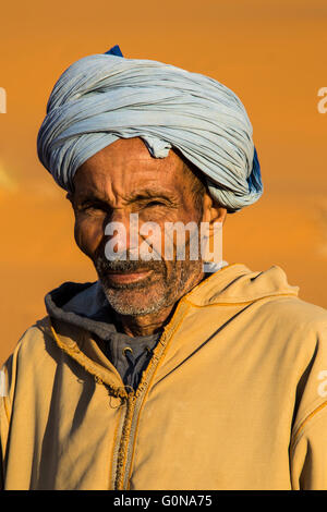 Driver del cammello ritratto in Erg Chebbi dune di sabbia Foto Stock