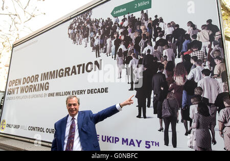 Nigel Farage svela l'UKIP poster davanti al London Mayoral elezioni.Lo slogan recita "Aprire lo sportello immigrazione non funziona Foto Stock