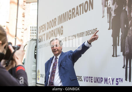 Nigel Farage svela l'UKIP poster davanti al London Mayoral elezioni.Lo slogan recita "Aprire lo sportello immigrazione non funziona Foto Stock