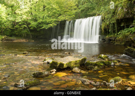 Ddwli superiore cade sul fiume Neath in Galles, fotografati con una lunga esposizione Foto Stock