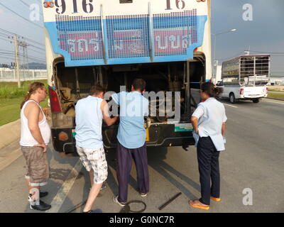 Thailandia - Rayong bus legato si rompe e passeggeri contribuire a risolvere il problema. Foto Stock